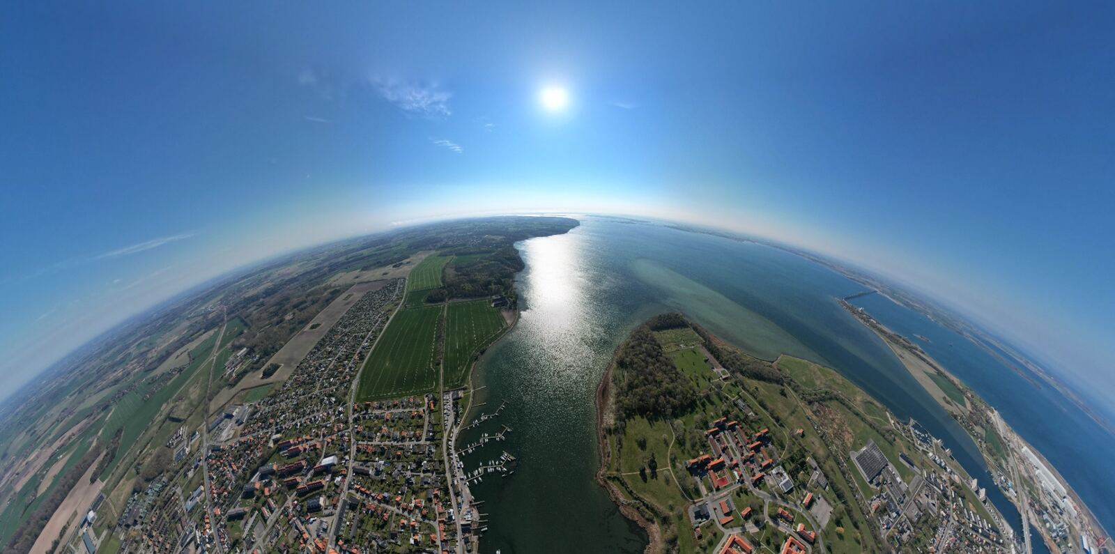 Sø og landskab set som et 360-graders panorama