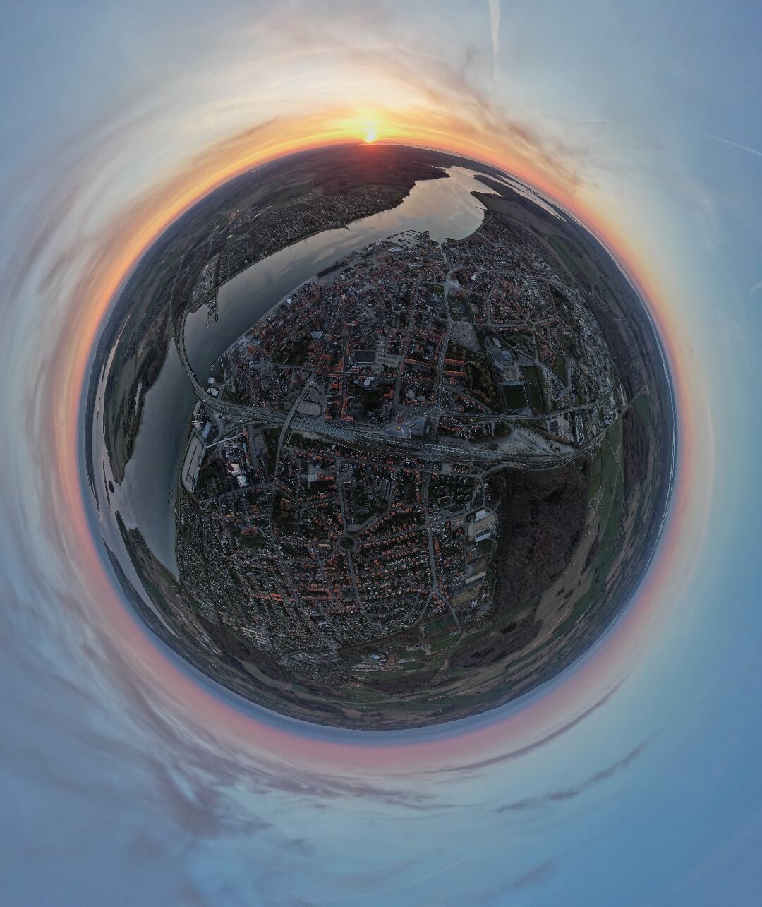 By i solnedgang formet som en Tiny Planet
