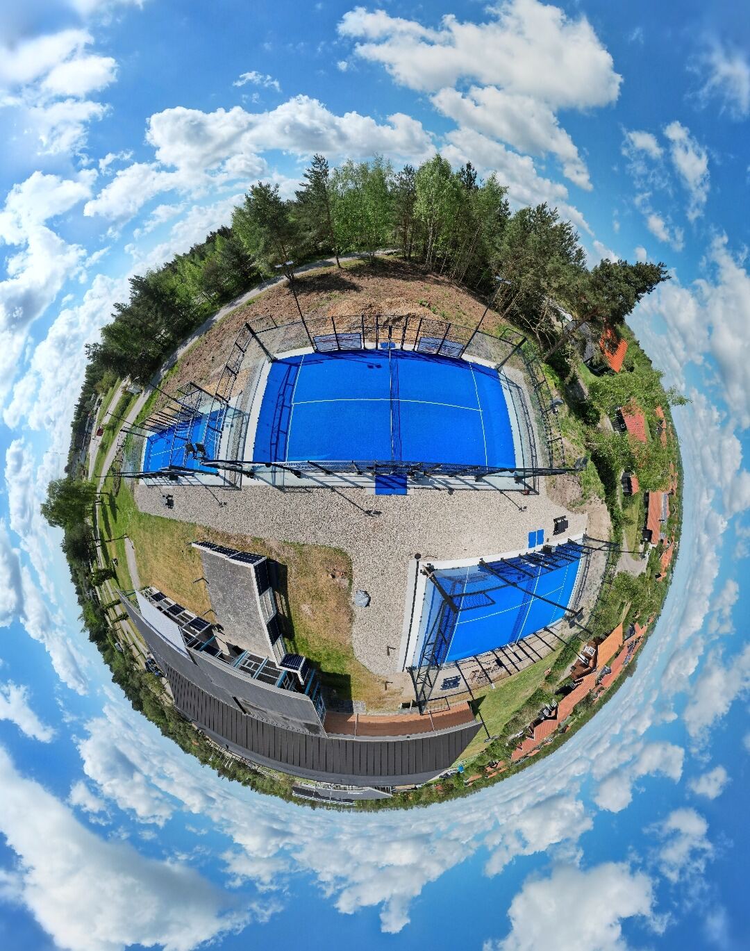 Blåt bassin og skov formet som en Tiny Planet