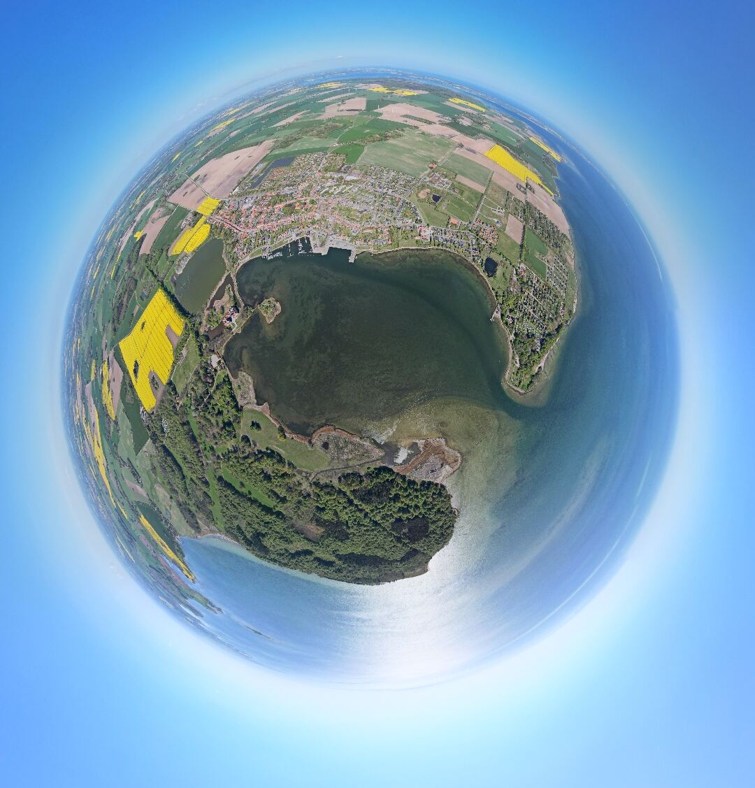 Kyst og marker formet som en Tiny Planet