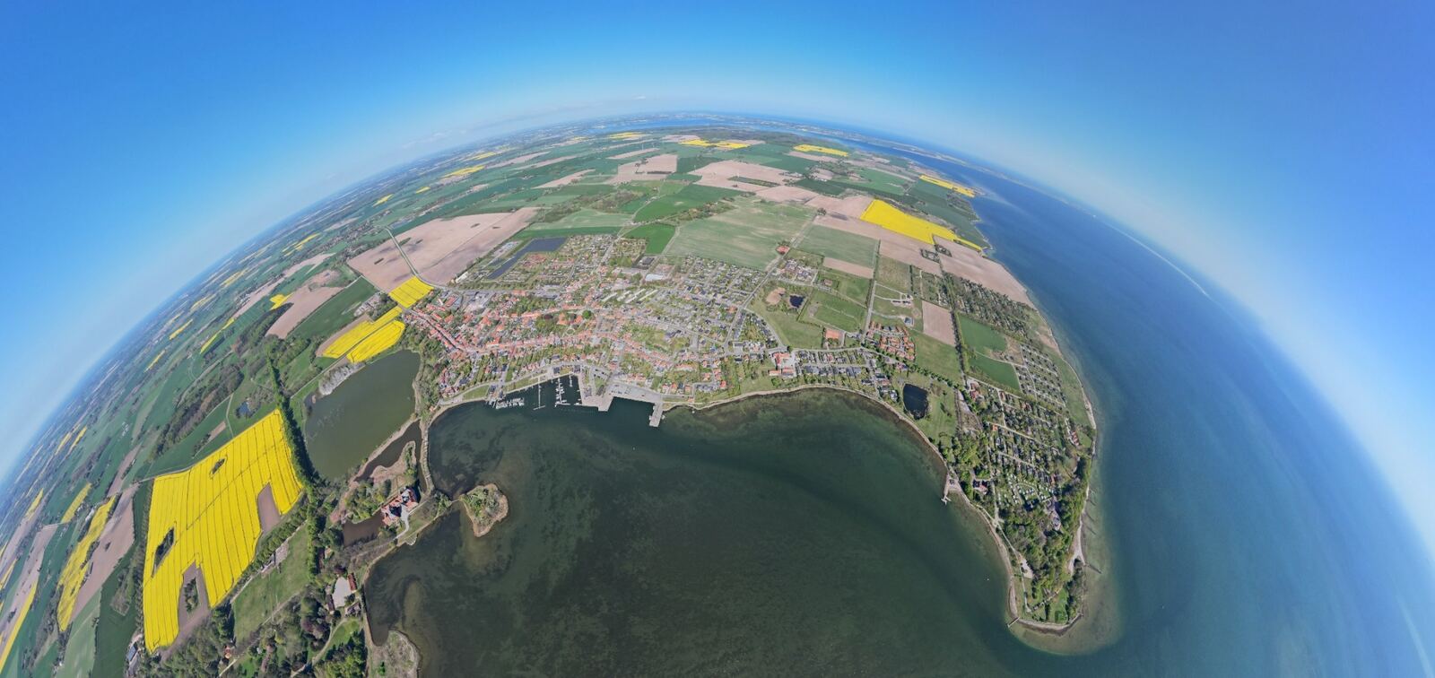 Kyst og marker set som et 360-graders panorama