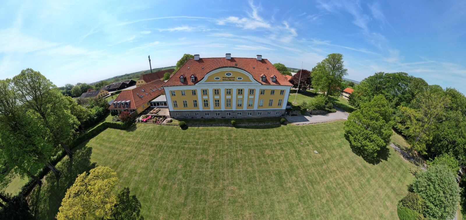 Herregård set fra luften i et bredt panorama